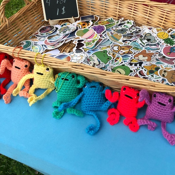 (Random bundle of 5) Leggy frog keychains - Picture 1 of 4